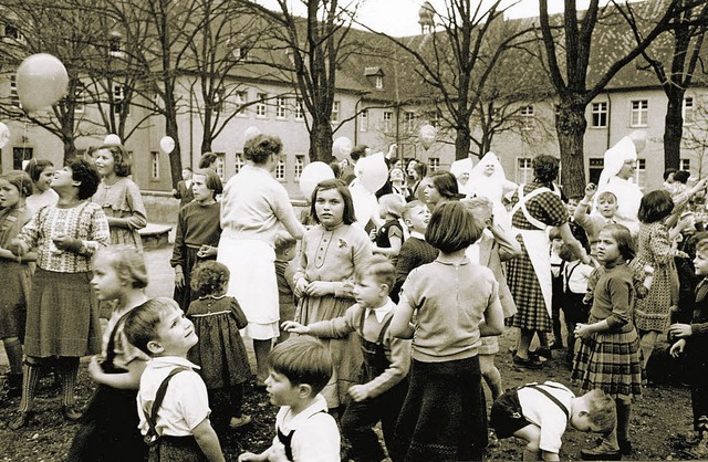 Sommerfest in den 50er Jahren: Die Kinder feiern mit den Vinzentinerinnen.  | Foto: Archiv: Waisenhausstiftung Freiburg