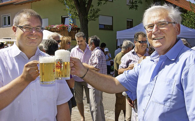 Zwei zufriedene Mnner &#8211; Brgerm...d Thelen auf dem Wallbacher Dorffest.   | Foto: Hanspeter Joos