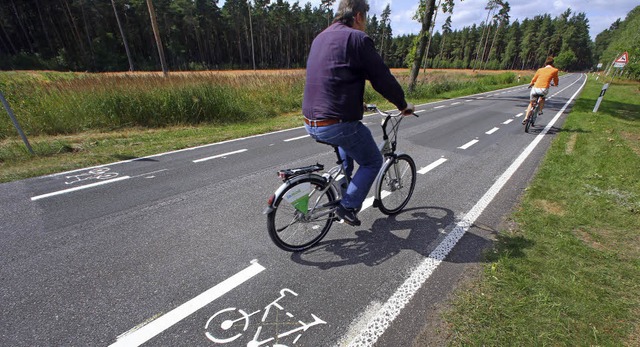 Fahrradstreifen auf der  Landstrae gibt es in Mecklenburg-Vorpommern.  | Foto: DPA