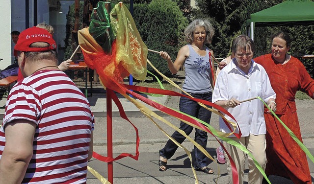 Mit einem Sommertanz unterhielten Bewo... flingen ihre Gste beim Sommerfest.   | Foto: Michael Gottstein