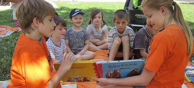 Spielplatz-Vorleser sind in den Sommerferien auf Tour.   | Foto: Lesewelt