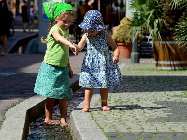 Kinder khlen sich in Freiburg ab.  | Foto: Ingo Schneider