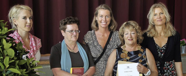 Inge Engler-Seifert (Zweite von rechts...ier in der Rheinwaldhalle in Weisweil.  | Foto: Ilona Hge