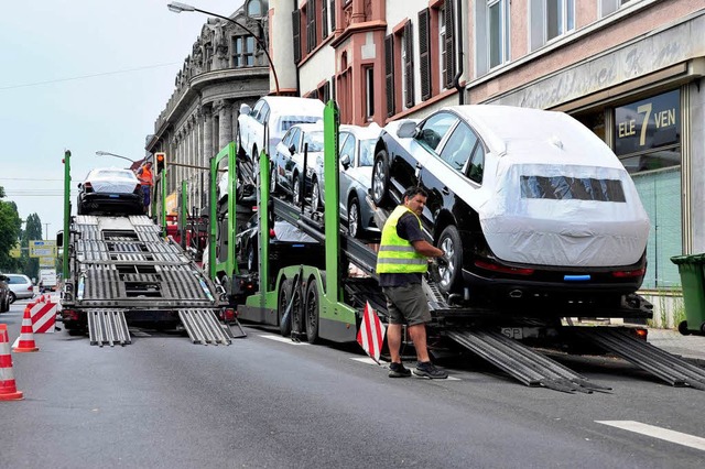 Ein mit teuren Sportwagen beladener Pa...ockiert die Dreisamstrae in Freiburg.  | Foto: Thomas Kunz