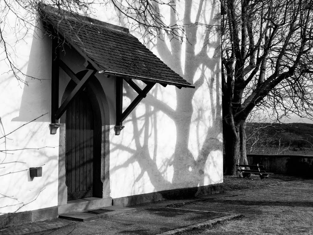 Hans-Dirk Walter: Eingang der Ottilien-Kapelle, auf die ein Baum in der tief stehenden Sonne seinen beeindruckenden Schatten warf.