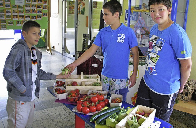 Wchentlich stehen  jeweils fnf Kilo ... Klassen der Zarduna-Schule verteilt.   | Foto: Monika Rombach