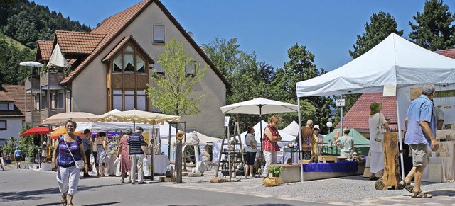 Sommerliche Temperaturen lockten zahlr...Oberried auf den Kunsthandwerkermarkt.  | Foto: Christian John