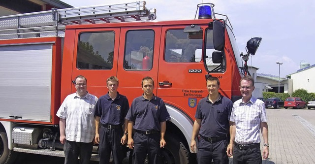 Bad Krozingens Brgermeister Ekkehart ...zinger Feuerwehr vor dem Leihfahrzeug.  | Foto: Hub