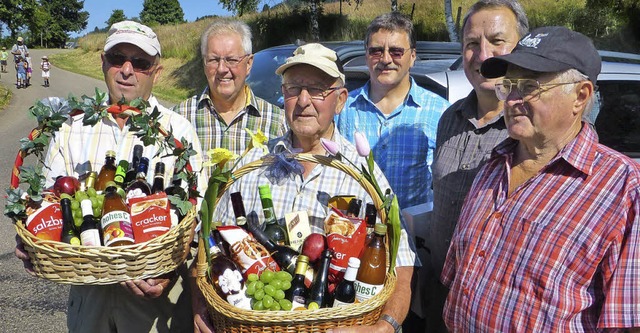 Brgermeister Rolf Schmidt (zweiter vo...er Baur und Bauhofleiter Walter Baur.   | Foto: Franz Kaiser