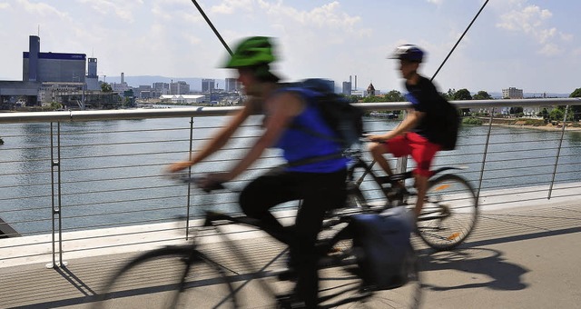 Radfahrer auf der Dreilnderbrcke zwi...tenden Wegs nach Basel noch gedulden.   | Foto: annette Mahro