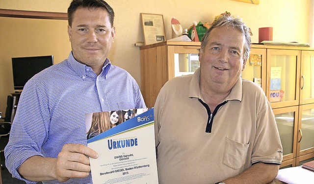 Rektor Ivan Simunic (links) und Jrgen...ber das neue Berufswahl-Siegel Boris.   | Foto: Peter  Schtz