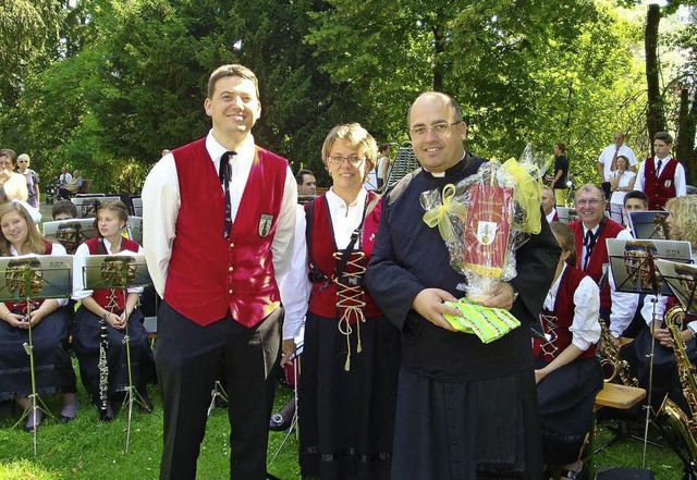 Pfarrer Jrgen Schmidt (rechts) zeigte...ndrea Stoll ein Geschenk berreichten.  | Foto: Sigrid Schneider