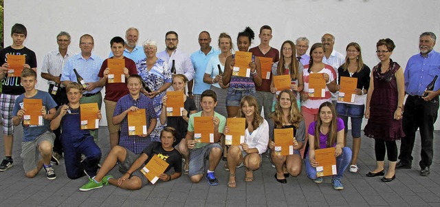 Schler, Lehrer, Winzermeister und Spo...en neuesten Jahrgang des Schulweines.   | Foto: Herbert Trogus