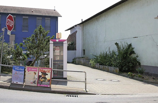 Wre nicht die azurblaue Fassade des k...nd den Platz damit optisch aufpppeln.  | Foto: sandra Decoux-Kone