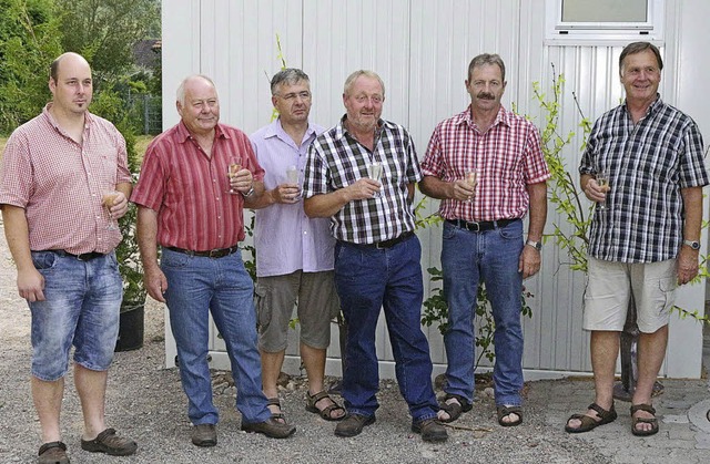 Anstoen auf ein gelungenes Projekt: L...r das neue Behinderten-WC in Wiechs.   | Foto: Hans-Jrgen Hege