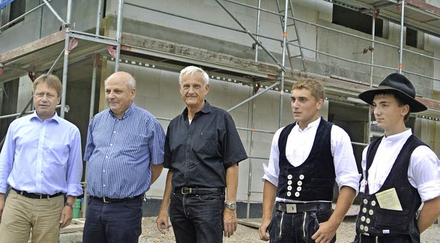 Beim Richtfest: Brgermeister Andreas ...Wetzel und Johannes Huber (von links)   | Foto: Karin Maier