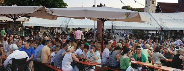 Einen geselligen  Sommerabend verbrach...r Gemeindefest auf dem Gutshofplatz.    | Foto: Privat/ karin wortelkamp