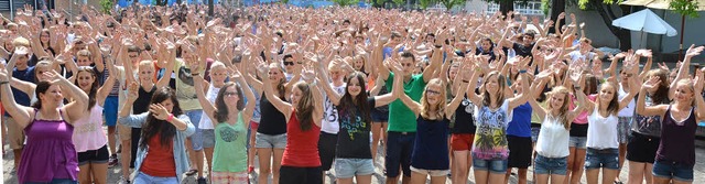 Flashmob zur Verabschiedung von Direktor Manfred Kopp am Oken-Gymnasium  | Foto: Burgmaier Ralf