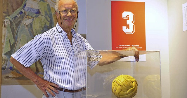 Da ist das Ding: Der Stuttgarter Meist...Ball des Erffnungsspiels der WM 1954.  | Foto: Thomas Kunz