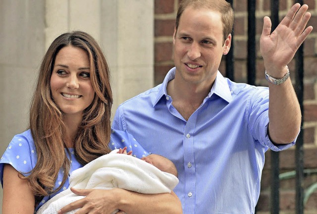 Strahlende Eltern: Kate und William ve...am Abend &#8211; mit dem Sohn im Arm.   | Foto: afp/dpa(2)