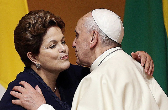 Papst Franziskus begrt die brasilianische Prsidentin Dilma Roussef.   | Foto: DPA