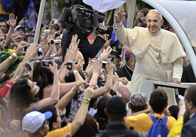 Papst Franziskus geniet in Brasilien das Bad in der Menge.   | Foto: AFP