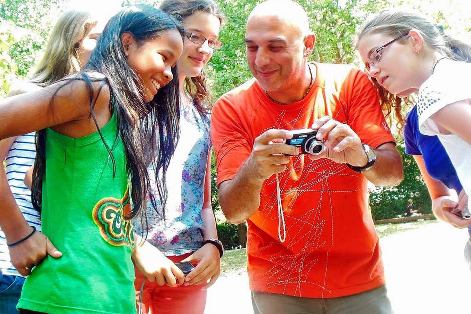 Michael Bamberger zeigte den Schülerinnen und Schülern, was für gute Porträtfotos wichtig ist und gab Tipps für die Actionfotografie. (Foto: privat) Michael Bamberger zeigte den Schülerinnen und Schülern, was für gute Porträtfotos wichtig ist und gab Tipps für die Actionfotografie. (Foto: privat)