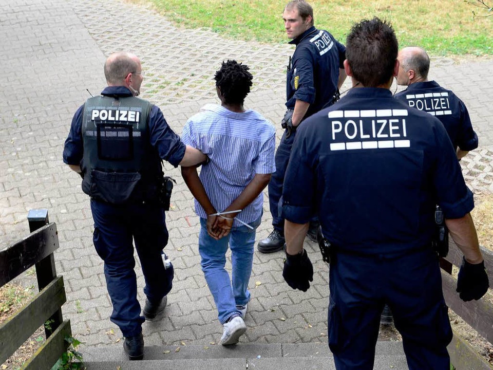 Bei einer Razzia in einem Freiburger F...en insgesamt vier Männer festgenommen.  | Foto: Ingo Schneider