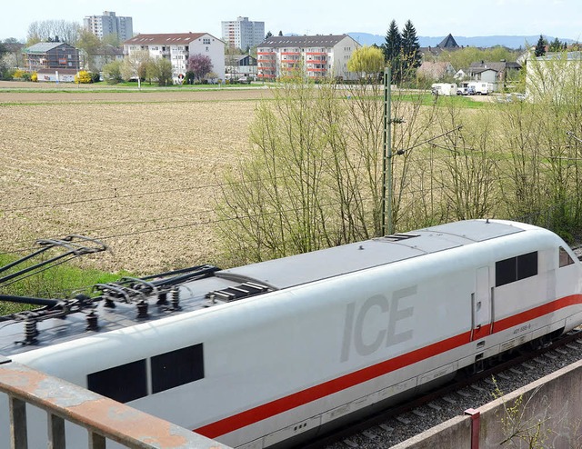 Auf dem Lerchacker (links) der Vollsor...kle-Bleiche und den Stadtteilen aus.    | Foto: Gerhard Walser