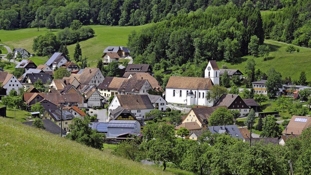 Der katholische Kindergarten in Laushe...rechts hinter der St. Nikolaus Kirche.  | Foto: Dietmar Noeske