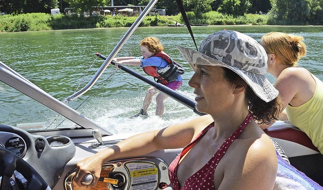 An der Auslegestange macht die erst se...ersten Fahrversuche auf Wasserskiern.   | Foto: Roland Vitt