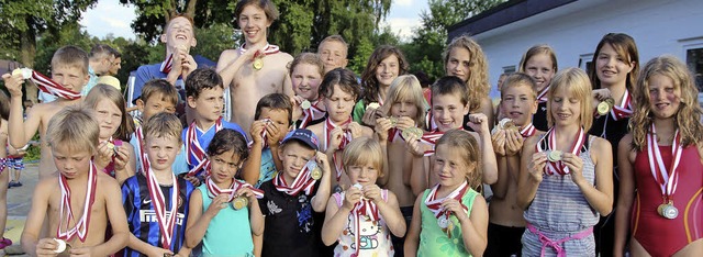 Die Vereinsmeister der Schwimmabteilun...en Wettkampf mit ihren Goldmedaillen.   | Foto: Eva Korinth