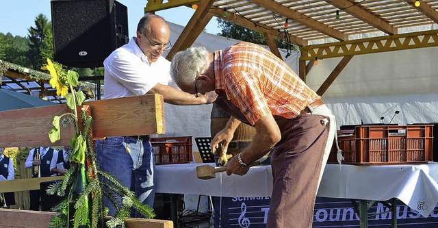 Ortsvorsteher Richard Lufer, assistie...nicht ganz reibungslosen Fassanstich.   | Foto: Nikolaus Bayer