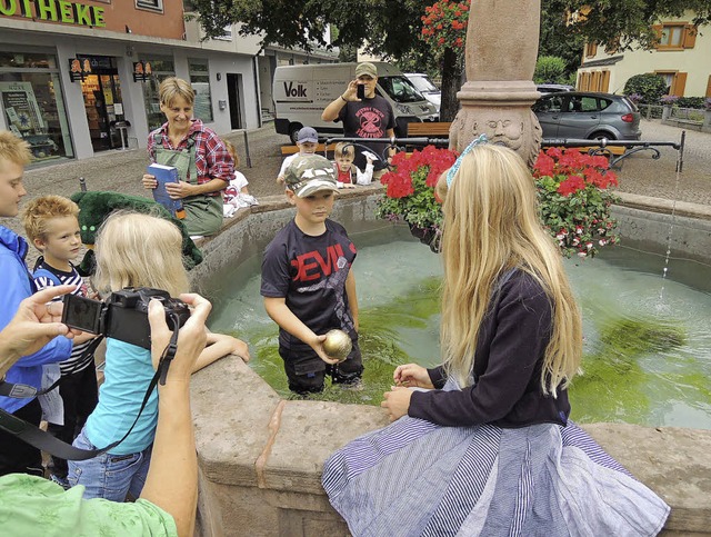 Wer holt die Goldkugel der Prinzessin aus dem Wasser?   | Foto: Kurt Meier