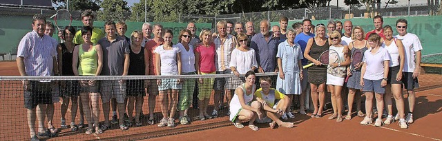 Die Teilnehmer am Dreisamtal -Tennis-Mixed- und Doppelturnier in Kirchzarten.   | Foto: Ebner