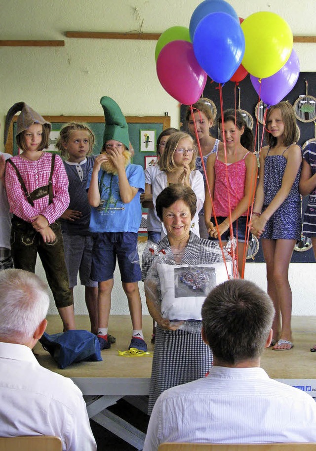 Die Tarodunum-Grundschule Burg verabsc...ard Meckler (Mitte) in den Ruhestand.   | Foto: Monika Rombach