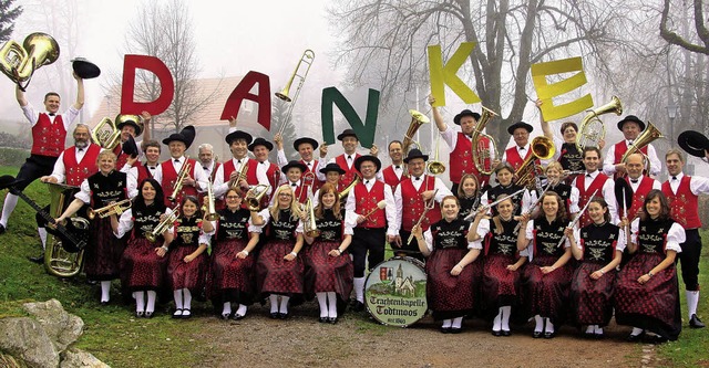 In riesigen Lettern danke sagt die Tra... Verein tatkrftig untersttzt haben.   | Foto: Trachtenkapelle Todtmoos