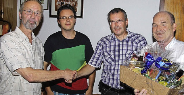 Mit einem Geschenk verabschiedete der ...hner, Benno Moser und Hermann Brgin.   | Foto: alfred lins