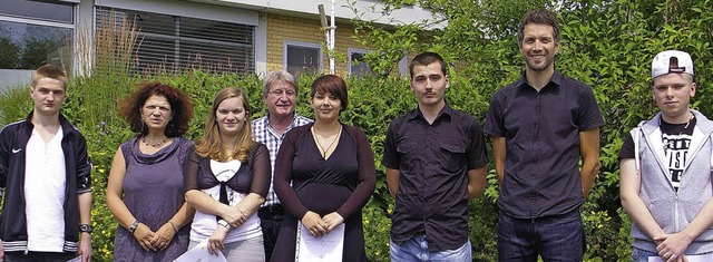 Dennis Jost, Laura Eggs, Clarissa Gnt...).Insgesamt waren es  33 Absolventen.   | Foto: Schule