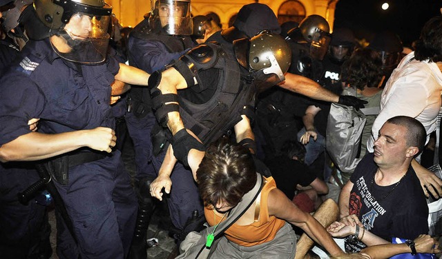 Die Polizei geht gegen Demonstranten in Sofia vor.  | Foto: AFP