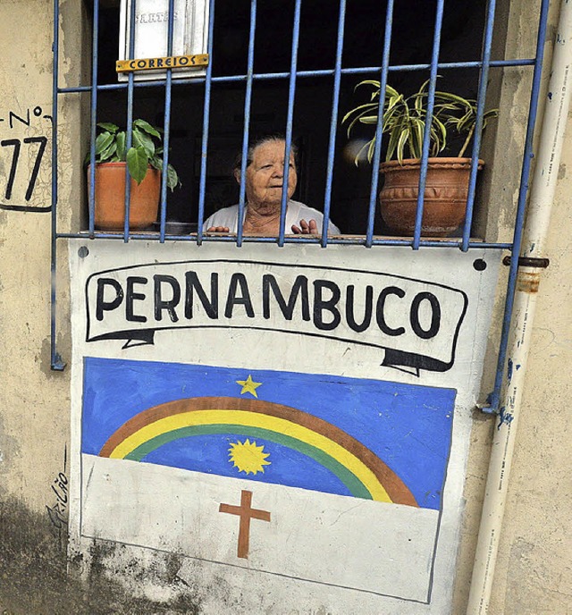 Besucher einer Favela bereiten sich auf den Papstbesuch vor.   | Foto: DPA