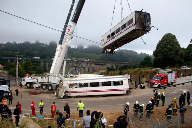 Bergungsarbeiten nach dem Zugunglck in Spanien  | Foto: AFP