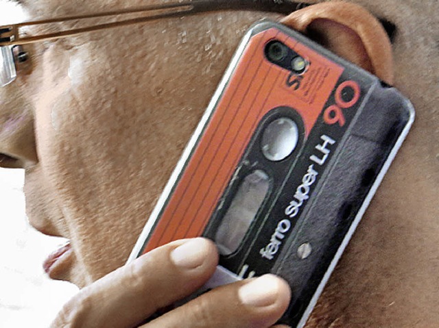 Ging das so? Musikkassette einfach ans Ohr?  | Foto: Bild honorarfrei