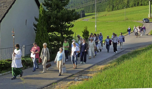 Die Frauengemeinschaft auf dem Weg zum...esdienst in der Heiligbrunnen-Kaplle.   | Foto: Monika Hofmeier