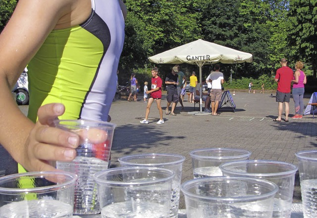 Die Erfrischung an der Laufstrecke war...hlte der Swim&amp;Run in diesem Jahr.   | Foto: Eickhoff