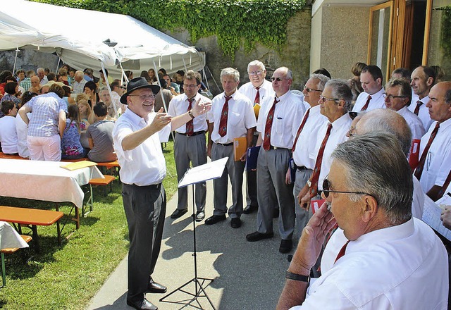 Das Pfarrfest gestaltete auch der Mnnergesangverein Eintracht musikalisch mit.   | Foto: horst david