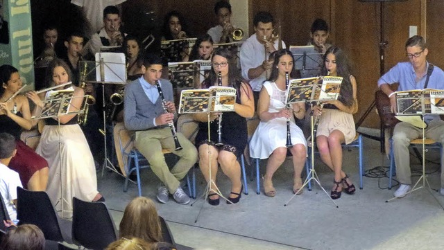 Die Blserklasse umrahmt die Abschlussfeier an der Markgrafenschule musikalisch.  | Foto: privat