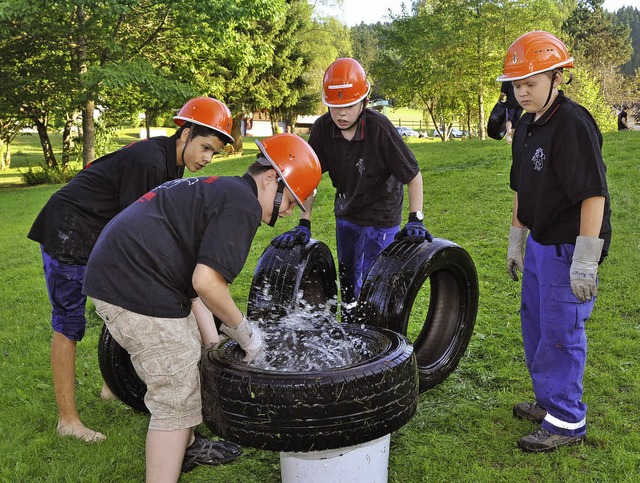 Wasserschpfen mit Autoreifen aus dem ...iade der Feuerwehren am Mittwochabend.  | Foto: K. Lux