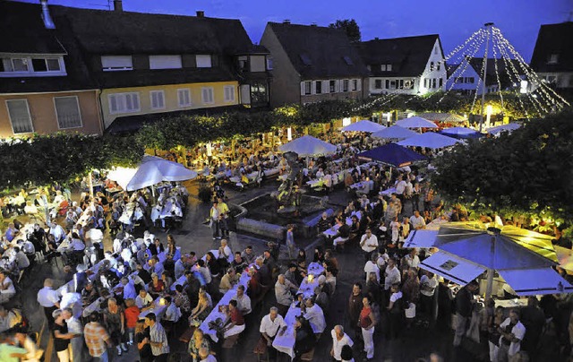 Schnabulieren und lauschen &#8211;  be...ist der Rathausplatz voller Menschen.   | Foto: Volker Mnch