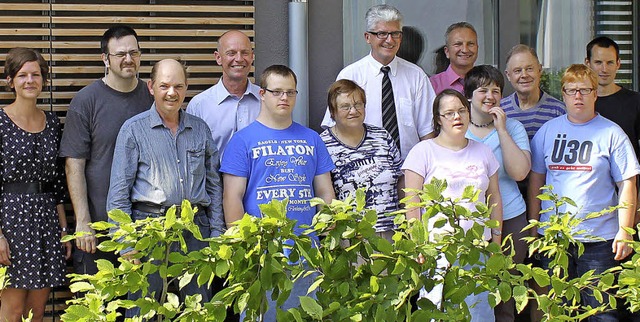 Fred Gresens und Peter Sachs vom Gemib...Lebenshilfe-Mitarbeitern und Bewohnern  | Foto: PR